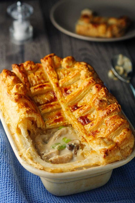 Jamie Oliver Chicken Ham And Leek Pie Turkey And Ham Pie, Ham And Leek Pie, Ham Pie, Chicken And Leek Pie, Mini Hamburger, Chicken And Mushroom Pie, Nigella Lawson Recipes, Chicken Pie Recipe, Leek Pie