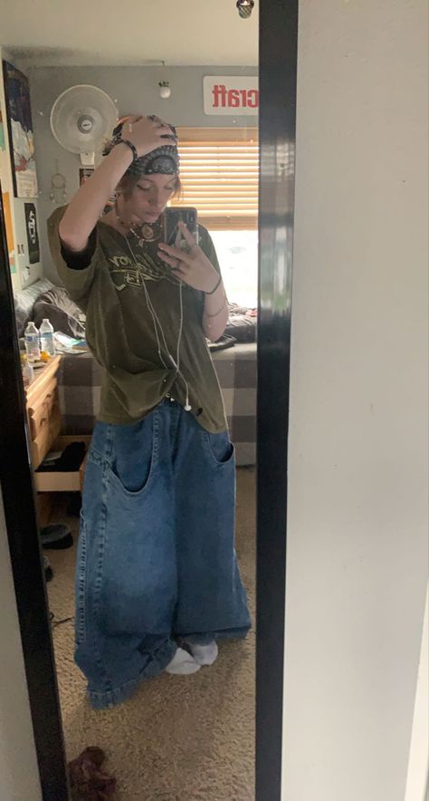 90s Baggy Aesthetic, Kikwear Jeans, Baggy Grunge Outfits 90s, Skate Jeans Outfit, Baggy 90s Skater Outfit, Winter Skater Outfit, Baggy Grunge Flare Jeans For Streetwear, Skate Style 90s, Jnco Jeans Outfit