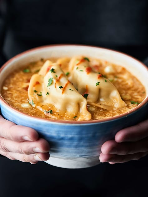 This Egg Drop Wonton Soup is a twist on three of my FAVE Asian soups: hot and sour, egg drop, and wonton soup! Ready in about 15 minutes. Healthy and can be vegetarian! showmetheyummy.com #soup #healthy Egg Drop Wonton Soup Recipe, Wonton Soup Recipe, Asian Soup Recipes, Asian Soups, Won Ton, Wonton Recipes, Soup Healthy, Egg Drop Soup, Dumplings For Soup