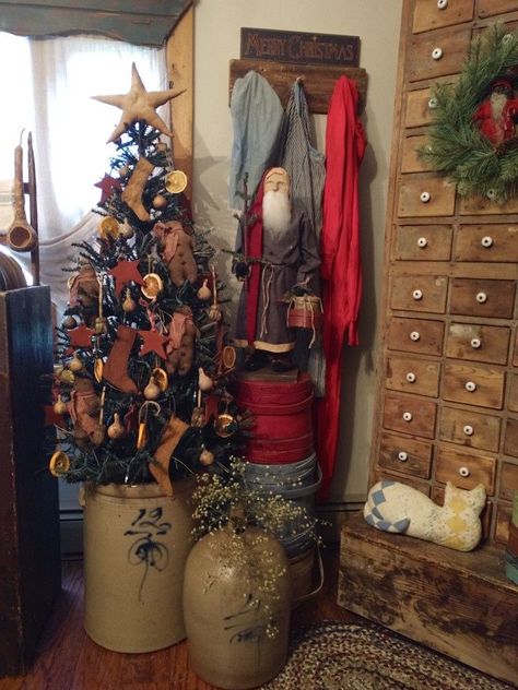 Firkin Bucket Decor, Diy Primitive Christmas Decor, Primitive Christmas Tree Ideas, Primitive Vignettes, Christmas Primitive Decor, Williamsburg Christmas, Primitive Christmas Tree, Primitive Country Christmas, Christmas Booth