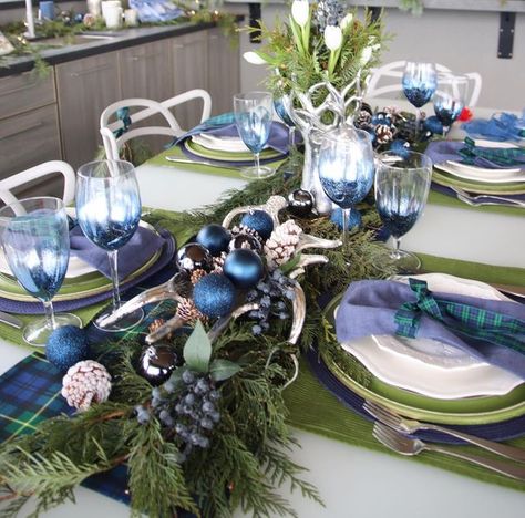 Christmas Table Blue And Silver, Blue And Green Christmas Table Setting, Blue Silver Christmas Table, Blue Xmas Decorating Ideas, Blue Christmas Table Decor, Blue Christmas Table, Blue Table Settings, Pearl Christmas, Aqua Christmas