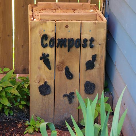 Create With Mom: How to build a simple, inexpensive wooden compost bin Small Compost Bin, Wooden Compost Bin, Diy Compost Bin, Apartment Composting, Making A Compost Bin, Compost Bin Diy, Diy Compost, How To Make Compost, Garden Compost