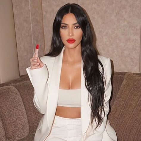 Red lips dark hair.... 👌🏾 @kimkardashian Prom Makeup Look, Chris Appleton, Kim Kadarshian, Glamorous Makeup, Kardashian Style, Red Outfit, Hair Dos, Red Lips, Dark Hair