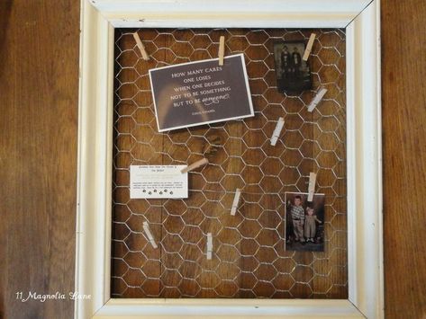 Chicken wire frame 002 Chicken Wire Display, Wire Board, Farm Chic, Chicken Wire Frame, Daycare Design, Thrift Store Diy, Old Window Frame, Easy Diys, Christmas Open House