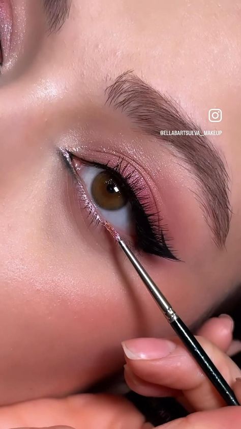 Pink eye makeup Painting Photography Ideas, Pinterest Painting, Pink Pinterest, Style Tutorial, Pink Eye Makeup, Pink Eye, Painting Photography, Pink Eyeshadow, Instagram Makeup