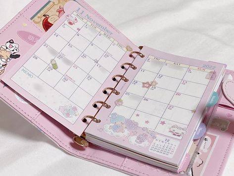 Sanrio Planner, Macaron Binder, Pretty Notebooks, Diy Stationary, Kpop Obsession, Sticker Journal, Cute School Stationary, Pretty Journals, Creative Gifts For Boyfriend