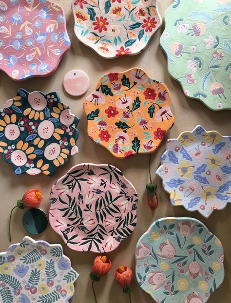 Painted Ceramic Gifts, Pottery Floral Designs, Dates Ideas, Construction Fails, Ceramic Cafe, Dream Dates, 2022 Aesthetic, Diy Pottery Painting, Cerámica Ideas