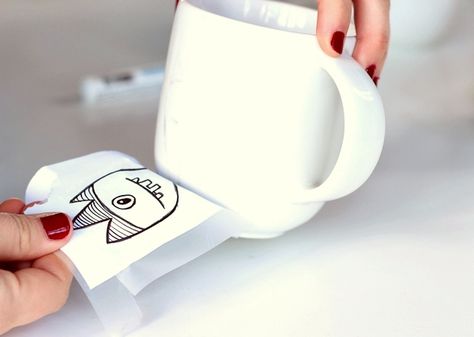 How to Decorate a Coffee Mug Using a Porcelain Marker - Tuts+ Crafts & DIY Tutorial Mug Diy, Marker Crafts, Christmas Art Projects, Sharpie Crafts, Sharpie Mug, Diy Sharpie, Mug Crafts, Diy Mugs, Painted Mugs