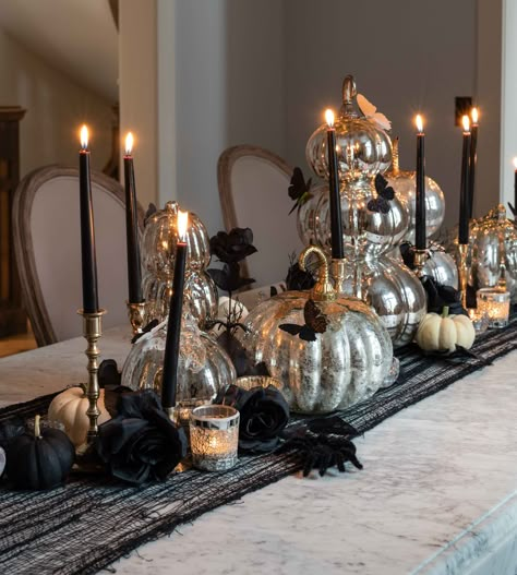 Pumpkins And Candles, Decoracion Halloween, Halloween Tattoo Ideas, Chic Halloween Decor, Elegant Halloween Decor, Table Halloween, Halloween Entertaining, Halloween Tablescape, Casa Halloween