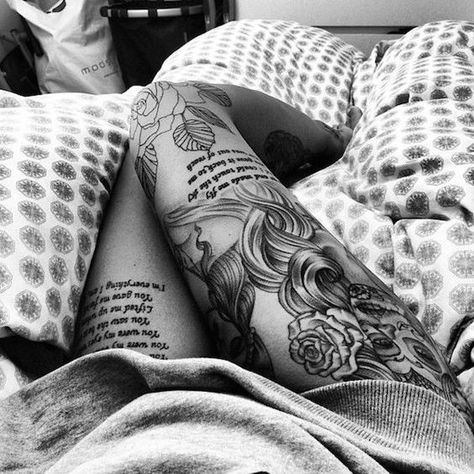 day-of-the-dead-thigh-tattoo Large Thigh Tattoo, Girl Thigh Tattoos, Tattoo Trend, Thigh Tattoos Women, Tattoo Feminina, Trendy Tattoos, Tattoo Models, Sleeve Tattoo, Piercing Tattoo