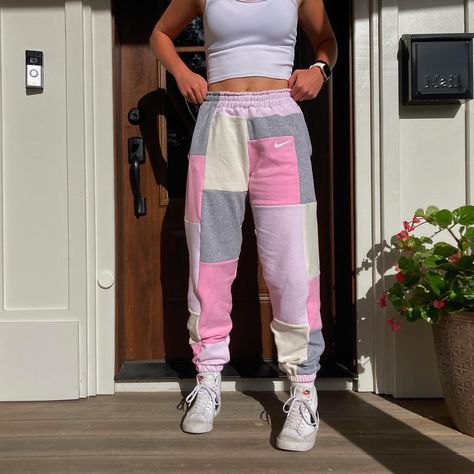 Patchwork Joggers Nike, Patchwork Outfit Aesthetic, Patchwork Joggers, Patchwork Pants Diy, Reworked Sweatpants, Patchwork Pants, Patchwork Jeans Outfit, Patchwork Sweatpants, Patchwork Outfit