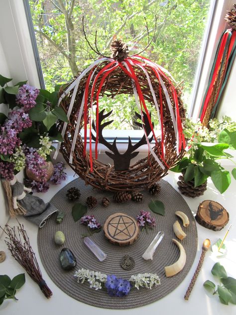 Beltane altar 2018 Beltane Altar Ideas, Witchy Practices, Beltane Altar, Witchy Garden, Wiccan Sabbats, Witch Altar, Altar Ideas, Witchcraft Magic, Wiccan Crafts