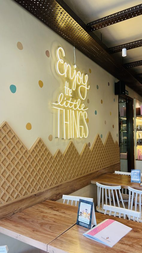 Waffle Shop Interior Design, Cute Ice Cream Shop Interior, Indian Bakery Shop Interior, Ice Cream Shops Interior Design, Coffee And Ice Cream Shop Design, Ice Cream Shop Layout, Ice Cream Store Aesthetic, Ice Cream Store Design, Heladerias Ideas Decoracion