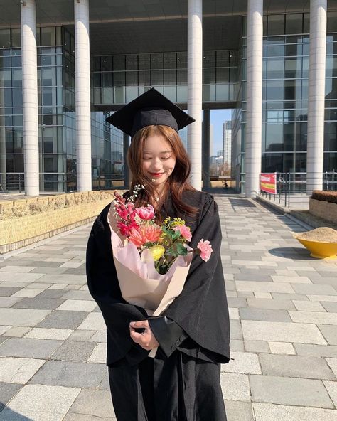 Graduation Pictures Korean, Graduate Pictures College, Photo Poses Graduation, Graduation Posing Ideas, Ulzzang Graduation, Convo Pose Ideas, Graduate Pose Ideas, School Poses Photo Ideas, Korean Graduation Pictures