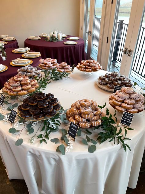 Round Table Food Display, Muffin Bar Display, Wedding Food Decorations, Cookies And Donuts Wedding, Donuts At Wedding Receptions, Wedding Snack Station, Doughnut Dessert Table, How To Display Desserts Sweet Tables, Dessert Centerpieces Table Settings