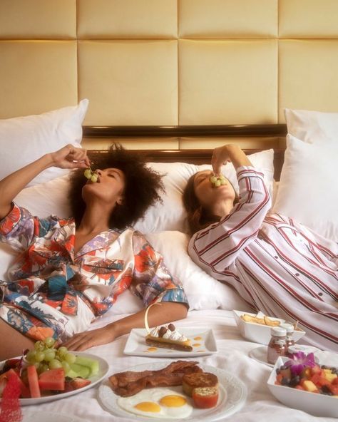 Breakfast in bed Bff Photoshoot, Bff Goals, Birthday Gifts For Best Friend, Bff Pictures, Friend Goals, Bff Gifts, Pajama Party, Best Friend Goals, Breakfast In Bed