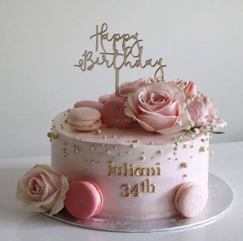 Rose Flower Birthday Cake, Flower Macaron Cake, Cake With Roses On Top, Macaron Cake Decoration, Rose Cake Ideas, Rose Flower Cake, Rose Birthday Cake, Rose Cake Design, Cake With Roses