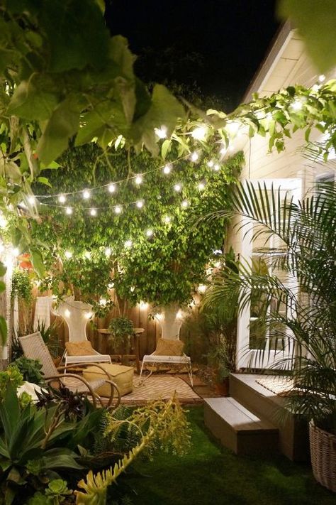 ROMANTIC VENUE – Believe it or not, the owners of the Tiny Canal Cottage got married on the stoop of their Venice Beach home with 60 (!) people in attendance. Of course the equally tiny backyard helped squeeze everybody in. Click through to see the rest of the gallery and for more tiny houses. Small Courtyard Gardens, Small Courtyards, Patio Backyard, Backyard Lighting, Small Outdoor Spaces, Ideas Patio, Small Garden Design, Ideas Garden, Courtyard Garden