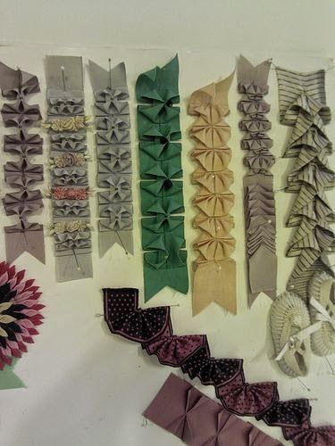 olderrose: ribbon folding Sulaman Pita, Smocking Patterns, Fabric Origami, Folding Origami, Ribbon Art, 자수 디자인, Ribbon Work, Silk Ribbon Embroidery, Ribbon Crafts