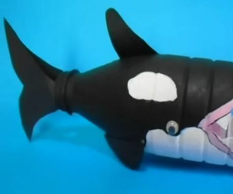 DIY Crafts: How to Make a Orca Whale From a Plastic Bottle Plastic Animal Crafts, Whale Crafts, Water Bottle Crafts, Camping Diy, Reuse Plastic Bottles, Plastic Bottle Art, Diy Plastic Bottle, Orca Whale, Orca Whales