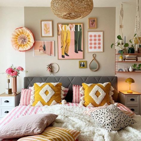 What Colour To Paint Bedroom, Bedroom Inspiration Colorful, Colourful Bedroom Ideas, Fun Bedroom Ideas, Pink And Yellow Bedroom, Trendy Bedroom Decor, Vibrant Bedroom, Colourful Bedroom, Colorful Bedroom Decor