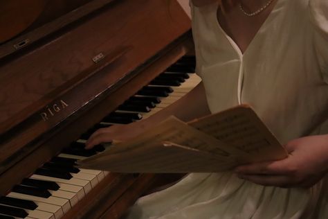 Piano Aesthetic Vintage, Piano Player Aesthetic, Vintage Piano Aesthetic, Piano Dark Academia, Music Major Aesthetic, Pink Dark Academia, Pianist Aesthetic, Vintage Academia Aesthetic, Acedamia Aesthetic