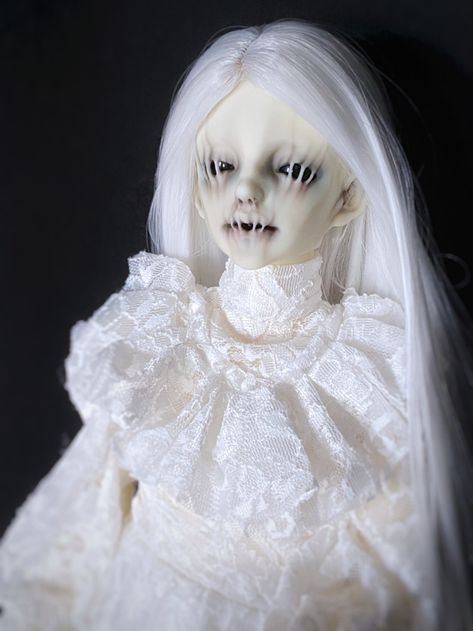 Ghost Doll, Creepy Doll, Winter Fairy, Weird Images, Gothic Dolls, Realistic Dolls, Halloween Doll, Creepy Dolls, Pretty Dolls