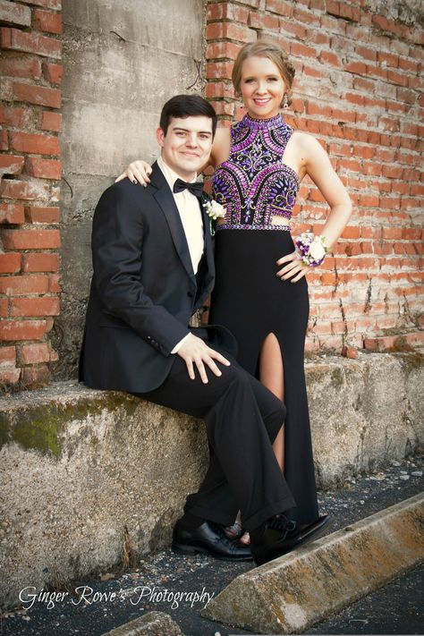 Prom Pictures With Parents, Indoor Homecoming Pictures, Prom Pictures Couples Poses High Schools, Sitting Prom Poses, Unique Prom Photos, Prom Pics For Couples Posing Ideas, Fun Prom Poses, Fun Prom Photoshoot Ideas, Prom Individuals