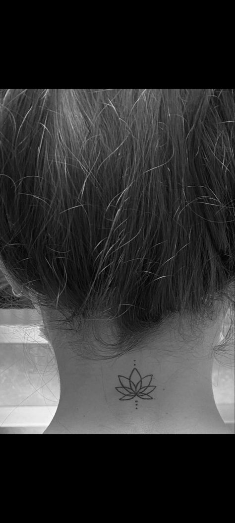 Tattoos For Guys Neck, Minimalist Lotus Tattoo, Women Neck Tattoo Ideas, Men Neck Tattoo Ideas, Male Neck Tattoo, Neck Tattoo Ideas Female, Neck Tattoos Men, Tato Grunge, Lotusblume Tattoo