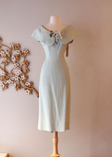 Vintage 1950s Lilli Ann Dress ~ Vintage 50s Lilli Ann Aqua Wiggle Dress Waist 30 by xtabayvintage Glow Dress, Raw Silk Dress, Mood Happy, Lilli Ann, Robes Vintage, Look Retro, Fashion 1950s, Vintage 1950s Dresses, Retro Mode