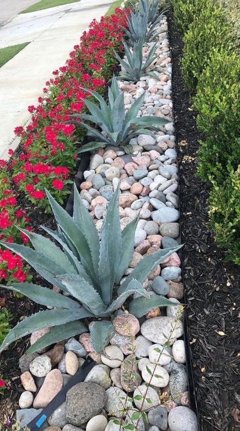 Zuppa Toscana Soup Olive Garden, Outdoor Landscape Design, Stone Landscaping, Small Front Yard Landscaping, Texas Gardening, Front Yard Design, Low Maintenance Landscaping, Rock Garden Landscaping, Front Yard Garden