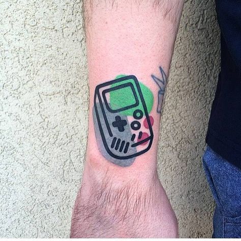 GAME BOY 1989 DESTRUTTURATO, BACK IN THE DAYS. Small Colorful Tattoos, Video Game Tattoos, Gamer Tattoos, Tattoo Time, Sticker Tattoo, Kunst Tattoos, Omerta Tattoo, Back Of Shoulder Tattoo, Gaming Tattoo