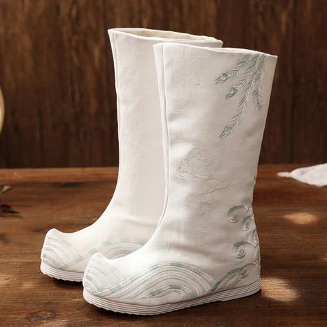 Chinese Boots Traditional, Hanfu Shoes Men, Ancient Chinese Shoes, Embroidered Boots Diy, Hanfu Shoes, White Winter Boots, Medieval Shoes, Chinese Shoes, Fairy Shoes