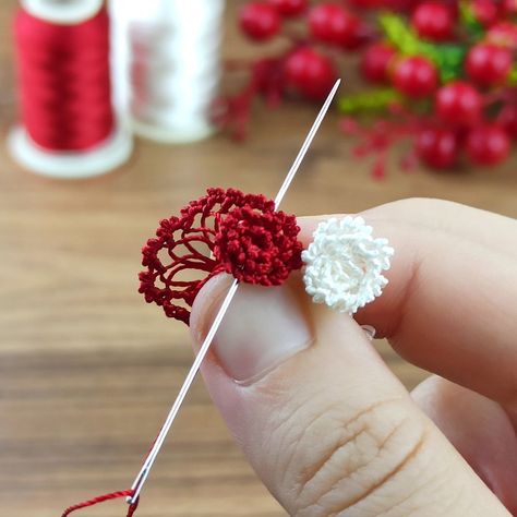 Easy Crochet Rose, Model Tutorial, Needle Crochet, Tatting Patterns Free, Crochet Rose Pattern, Miniature Rose, Rosé Model, Crochet Flowers Free Pattern, Needlework Crafts