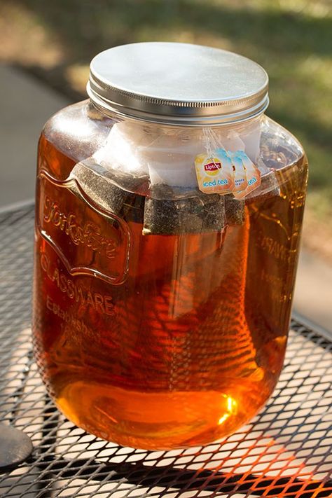 Southern Sweet Tea Sweet Tea Recipe Gallon, Sun Tea Recipe, Flavored Tea Recipes, Sun Tea Recipes, Sun Tea Jar, Flavored Teas, Iced Tea Recipes Homemade, Louisiana Food, Sweet Tea Recipes