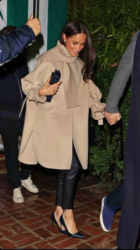 Nobody wants their clothes to age them Meghan Markle Evening Style, Meghan Markle California, Megan Markel Outfit, Meghan Markle Winter Outfits, Megan Markle Fashion, Meghan Markle Winter Style, Megan Markle Style Classy, Meghan Markle Style 2023, Meagan Markle Style