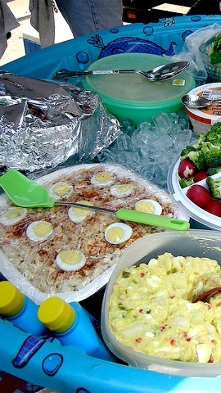 Creative Party Ideas to Keep Things Cool ~ Place a large plastic kiddy pool on a picnic table, then everyone can put their foods right on the ice when they arrived. Diy Ice Table For Food, Plastic Kiddie Pool, Kiddy Pool, Inflatable Cooler, Fun Holiday Food, Creative Party Ideas, Parties Ideas, Picnic Ideas, Kiddie Pool