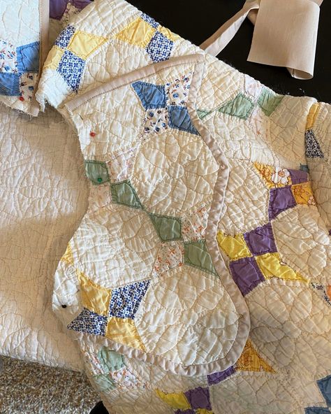 How to Make a Quilted Coat - Uncomplicated Spaces Recycled Quilt Coat, Recycled Quilts Ideas, Vintage Quilt Coat, Vintage Quilt Jacket, Quilted Jacket Pattern Free, Quilt Coat Pattern, Quilt Jacket Pattern, Quilt Clothing, Quilted Coat Pattern