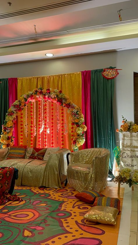 Shadi Ka Ghar Decoration, Dupatta Draping Style, Mehndi Stage Decor, Cute Snaps Ideas, Shadi Decor, Dholki Decor, Dupatta Draping Styles, Mehndi Stage, Dupatta Draping