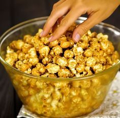 Cómo hacer palomitas acarameladas Ideas Para Almuerzos Caseros, 5 Minute Desserts, The Wonder, Homemade Caramel Popcorn, Having Friends, Popcorn Treats, Caramel Popcorn, Homemade Caramel, How To Make Homemade