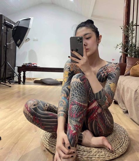 Yakuza Girl, Tattoo Japonais, Japanese Tattoo Women, Japan Tattoo Design, Hip Tattoos Women, Tattoed Women, Hong Kong Island, Traditional Japanese Tattoos, Body Suit Tattoo