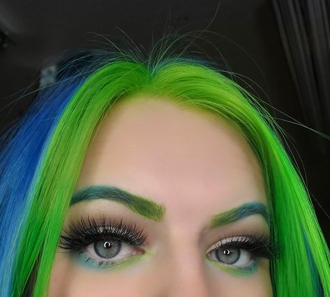 Colored Hair And Eyebrows, Colorful Eyebrows Makeup, Dyed Eyebrows Colors, Dyed Eyebrows, Color Eyebrows, Colored Eyebrows, Blue Everything, Makeup Eyebrows, How To Color Eyebrows