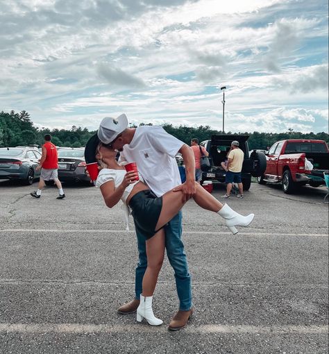 Cute Country Concert Pictures, Country Concert Pictures With Boyfriend, Country Concert Couple Outfits, Cute Couple Concert Pictures, Country Concert Poses With Boyfriend, Concert Picture Ideas Couple, Boys Country Concert Outfit, Country Concert Pics With Boyfriend, Guy Country Concert Outfit