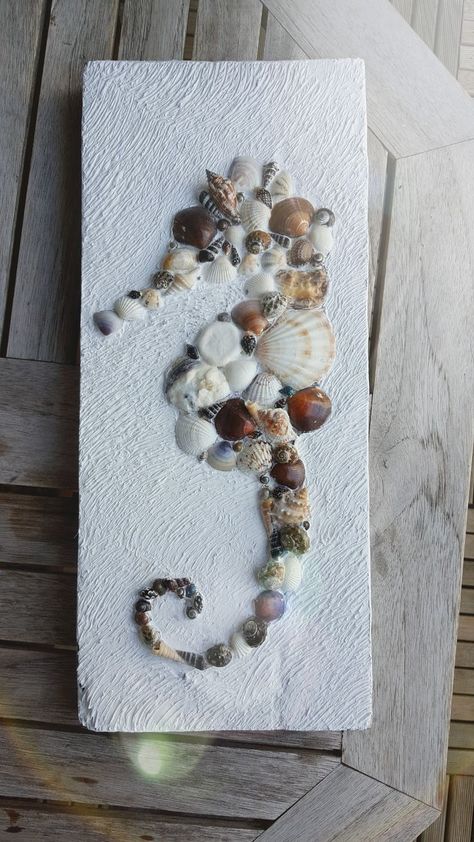 Seahorse Shell Art, Cute Things To Do With Sea Shells, Beach Shells Crafts, Pictures Made With Shells, Sea Biscuit Crafts, Ideas For Seashells From Beach, Seashell Projects Craft Ideas, Sea Shells Art, Diy Sea Shell Crafts