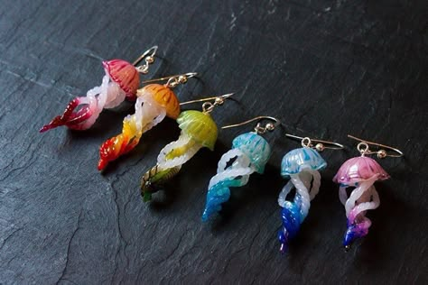 Polymer Ornaments, Rainbow Jellyfish, Tanah Liat, Polymer Clay Animals, Cute Polymer Clay, Magical Jewelry, Clay Animals, Clay Jewelry Diy, Clay Art Projects