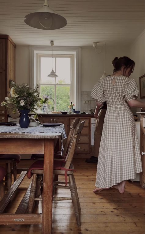 Homestead Wife Outfit, Housewife Aesthetic Kitchen, Vintage House Wife Aesthetic, Wife Aesthetic Home, Poor Home Aesthetic, Farmhouse Wife Aesthetic, Slow Living Fashion, Modest Homemaker Outfit, Traditional Housewife Aesthetic