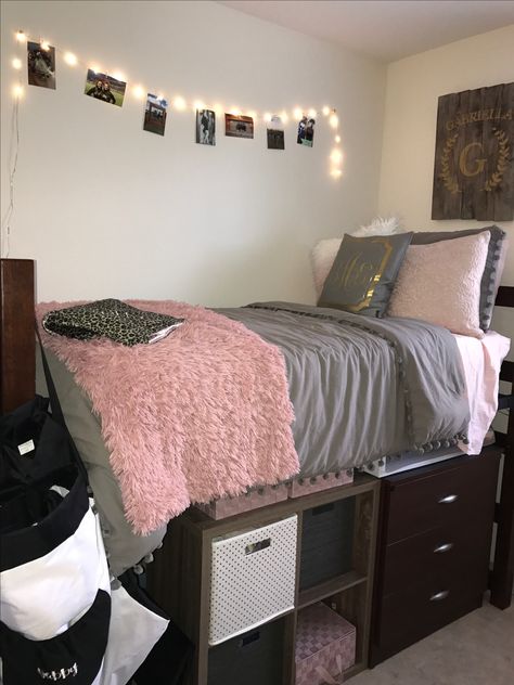 Hbcu Dorm Ideas, Pink And Grey Dorm Room, Grey Dorm Room, Black Dorm Room Ideas, Black Dorm Room, Cozy Kitchen Ideas, Pink Dorm Room Decor, White Dorm Room, Luxury Dorm Room