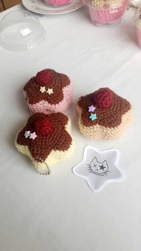 Things To Crochet, Crochet Keychain Pattern, Crochet Idea, Kawaii Crochet, Crochet Food, Crochet Business, Crochet Design Pattern, Fun Crochet Projects, Fun Crochet