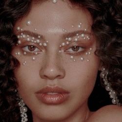 Pearl And Diamond Makeup, Earth Baby, Girls Makeup, Style Ideas, Makeup Looks, Pearl Necklace, Nose Ring, Makeup, Black