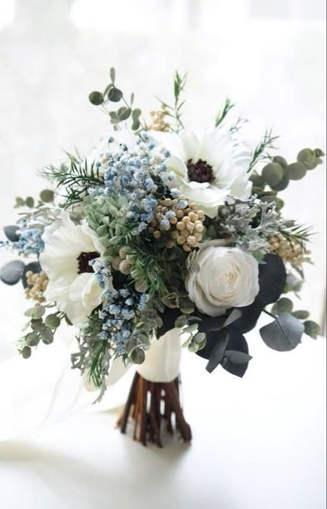 Bride Bouquets Winter, Bride Boutique Flowers, Flower Bouquet Winter, Winter Flower Arrangements, Blue Flower Arrangements, Blue Winter Wedding, Blue Wedding Bouquet, Winter Bouquet, Winter Wedding Flowers